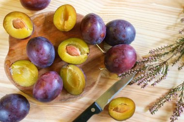 taze dilimlenmiş Erik