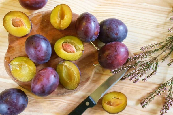 taze dilimlenmiş Erik