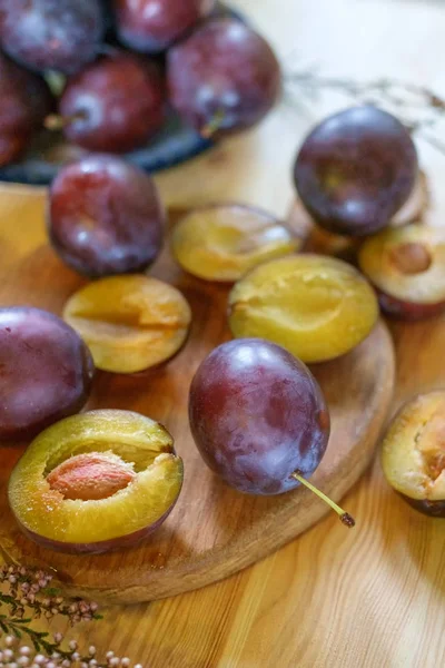 Dilimlenmiş taze Erik 