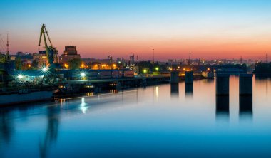 Geceleri nehir limanı üzerinde göster