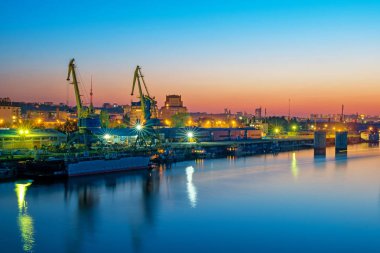 Nehir bağlantı noktasında Vinçler ile geceleri görüntüleyin.