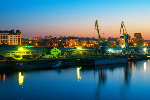 Nehir bağlantı noktasında Vinçler ile geceleri görüntüleyin.