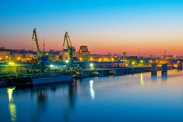 Nehir bağlantı noktasında Vinçler ile geceleri görüntüleyin.