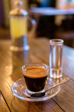 Espresso kahve ahşap bir masa üzerinde şeffaf Kupası