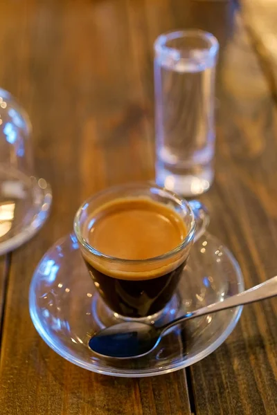 Espresso kahve ahşap bir masa üzerinde şeffaf Kupası