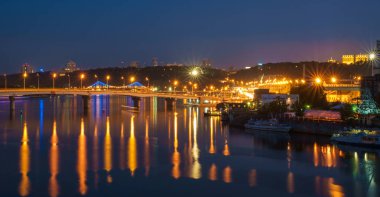 Gece şehir manzaralı ışık yansıması ile