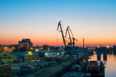 Vinçler, nehir manzaralı kentsel gece