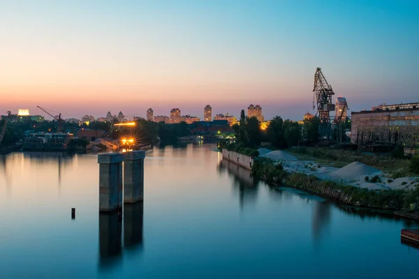 Vue Nocturne Urbaine Avec Grues Sur Rivière — Photo