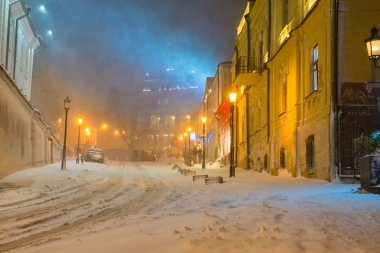 Akşam kar yağışı altında gece karlı sokak