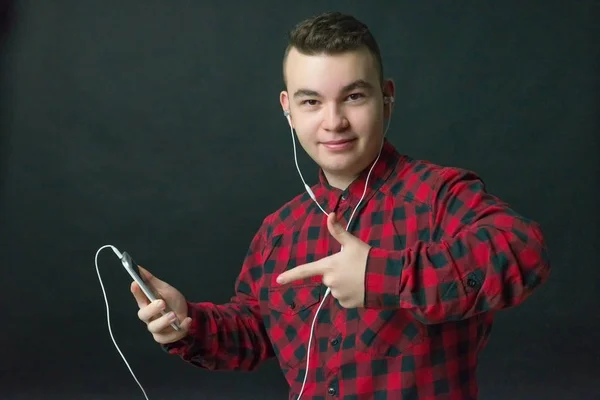 Garoto Adolescente Bonito Alegre Com Fones Ouvido Smartphone Retrato Emocional — Fotografia de Stock