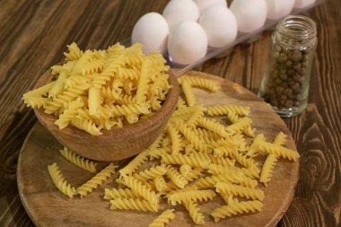 İtalyan düdük makarna, ahşap arka plan üzerinde çiğ gıda.