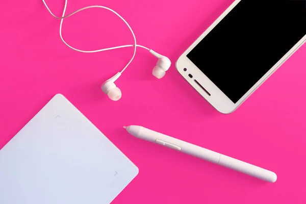 Düz yatıyordu modern cihazlar, dijital tablet, akıllı telefon, renkli arka plan üzerinde kalem ile.