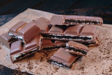 Oreo çerezler ile sütlü çikolata barlar