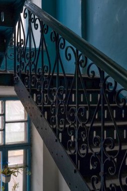 Pencere ile evde eski merdiven.