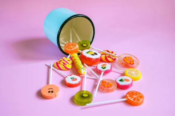 Renkli şekerler. Pembe üzerinde karışık renkli şekerler.