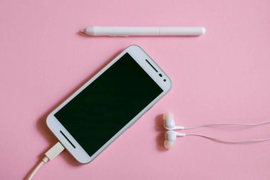 İş kavramı - cep telefonu, kulaklık ve kalem grafik tasarım için en iyi görünümü. En az tarzı. Tasarım için yer.