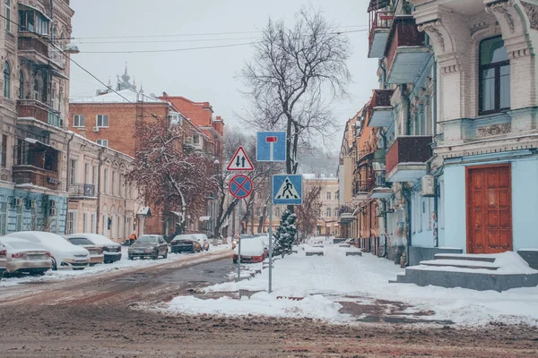Karlı gün, Avrupa'nın şehrin cadde görünümü.