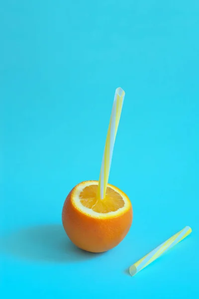 Taze meyve suyu. Taze turuncu kokteyl tüp ile. Minimalizm gıda fotoğraf kavramı.