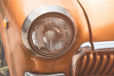 Far üzerinde eski bir araba. Tonda vintage.