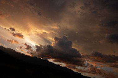 Gün batımı manzarası, dramatik gökyüzü