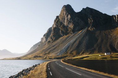 Dağlarla İzlanda Yolu manzarası