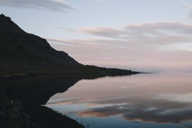 Gün batımı ve deniz. İzlanda 'da su yansımaları