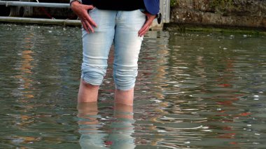 Suda gölet ve göllerde kadın