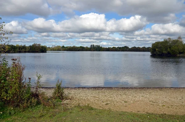 Lago no distrito de Cotswold, perto de Fairford — Fotografia de Stock