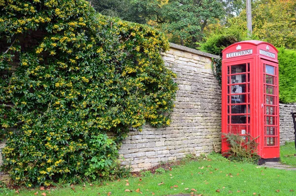 Caixa telefónica típica inglesa numa estrada externa — Fotografia de Stock