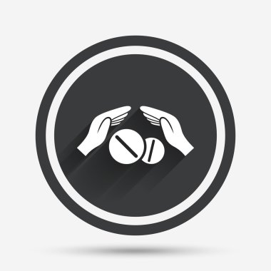 Tıbbi Sigorta işareti. hapları el tutar.