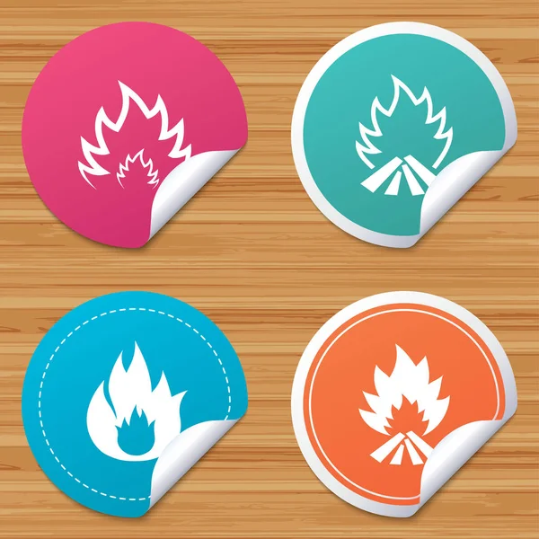 Fire flame icons. Heat signs. — Stock Vector