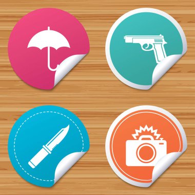 Silah silah. Bıçak, şemsiye ve fotoğraf fotoğraf makinesi.