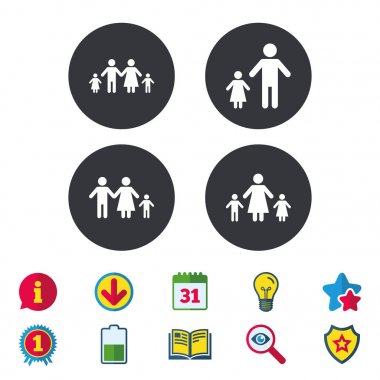 Aile ile iki çocuk kutsal kişilerin resmi