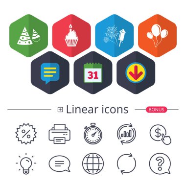 Doğum günü partisi. Pasta, balon, şapka ve havai fişek.