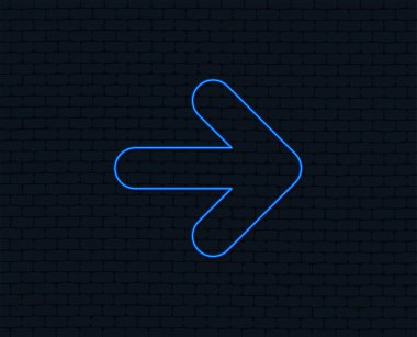 Ok işareti simgesi siyah arka plan üzerine