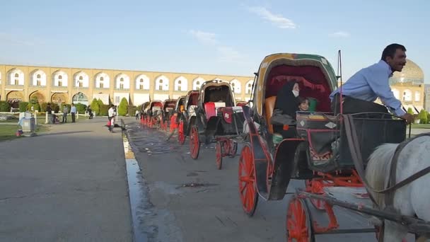 Кареты на площади Исфахана Имама ждут в очереди — стоковое видео