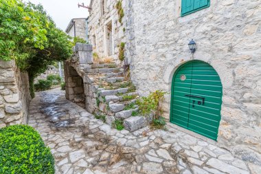 Tucepi Köyü dar sokak