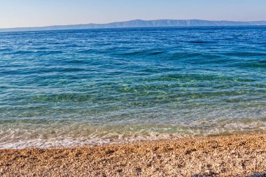 Güneşli deniz plaj