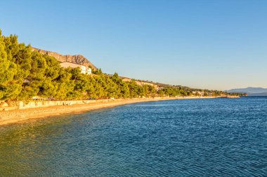 Güneşli deniz plaj