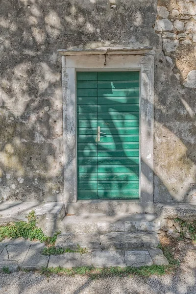 Drzwi domu w miejscowości Tucepi — Zdjęcie stockowe
