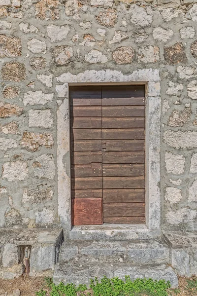 Vecchia porta in legno — Foto Stock