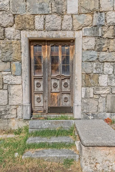 Vecchia porta in legno — Foto Stock