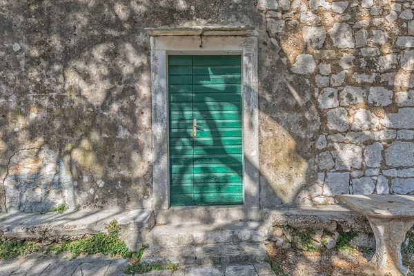 Tucepi village house door — Stock Photo, Image