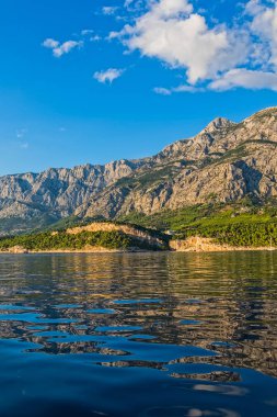 Tucepi deniz kıyısında