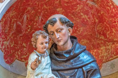 Aziz Anthony çocuk heykeli ile