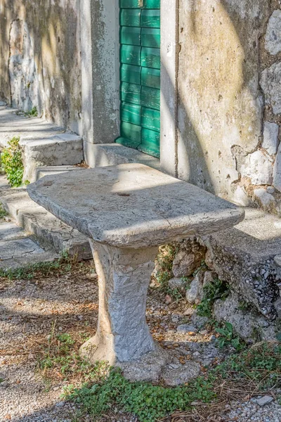 Stone table Tucepi village — Stock Photo, Image