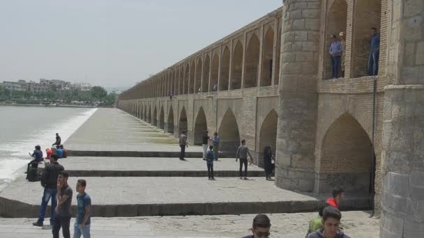 伊斯法罕 Zayandeh 河从阑珊哈鸠桥 — 图库视频影像