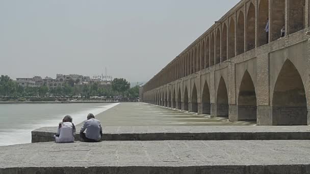 伊斯法罕 Zayandeh 河阑珊哈鸠桥 — 图库视频影像