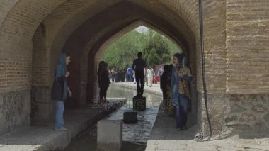 Khaju köprü altında Isfahan kız