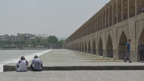 Isfahan Zayandeh dere Khaju Köprüsü — Stok video